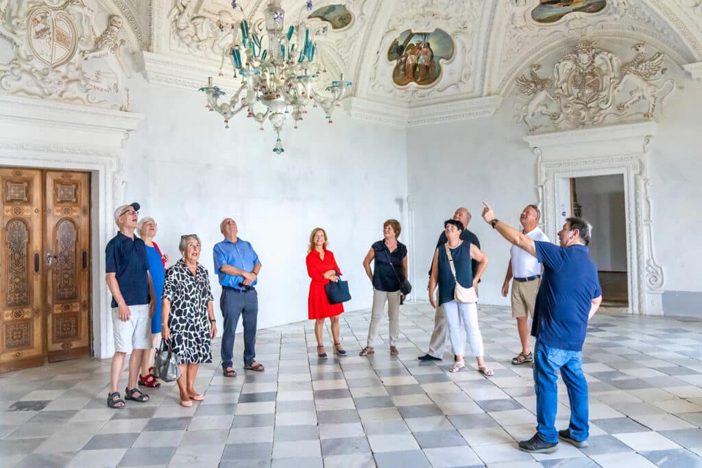 Seniorengruppe Fuehrung Burg Riegersburg